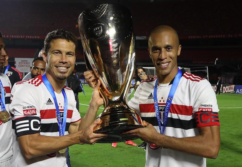 Hernanes e Miranda comemorando o título paulista de 2021