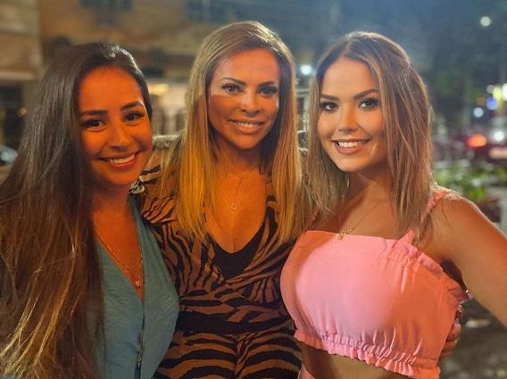 Christina Rocha posa com a filha e uma amiga