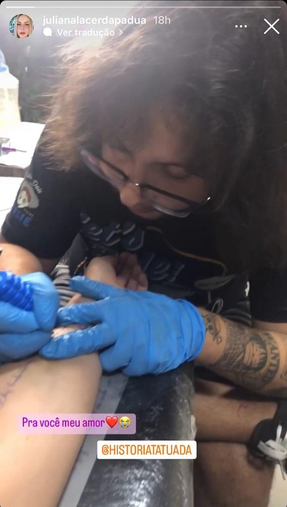 print de juliana lacerda fazendo tatuagem em homenagem ao guilherme de pádua