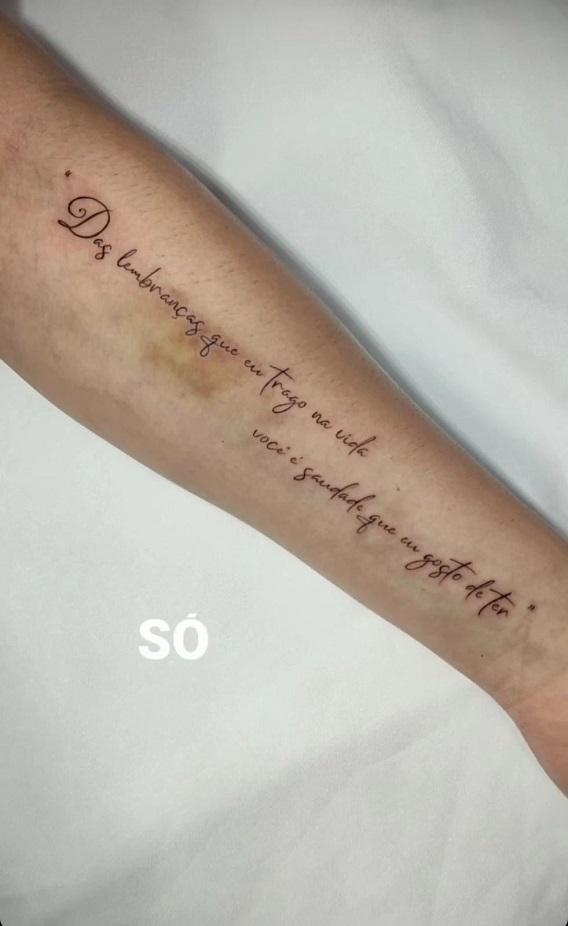 print de juliana lacerda fazendo tatuagem em homenagem ao guilherme de pádua