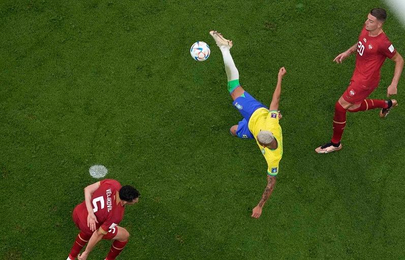 Com direito a golaço de Richarlison, Brasil vence Sérvia na estreia