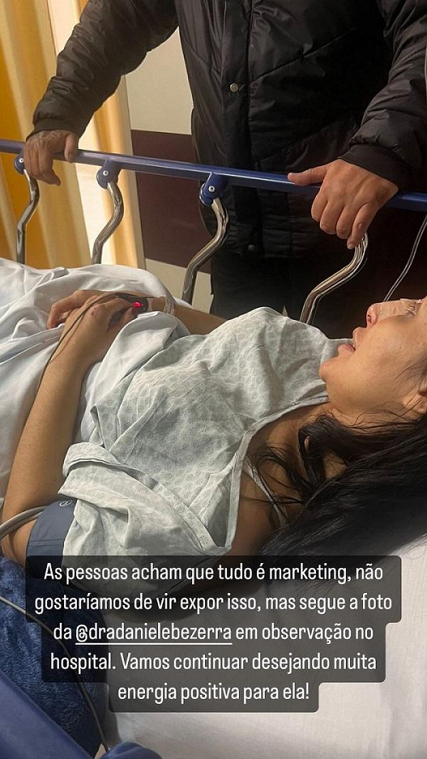 Print do storie em que Daniele Bezerra aparece em cima de uma cama de hospital 