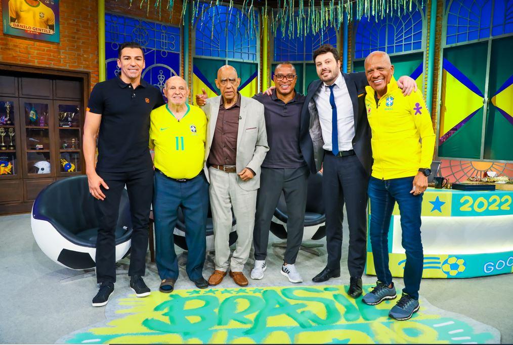 Pepe, Mengálvio, Dadá Maravilha, Paulo Sérgio, Lúcio e Danilo Gentili posam juntos para foto.