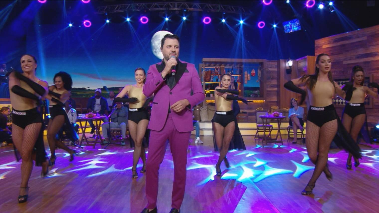  Maurício Manieri e bailarinas no palco do programa.