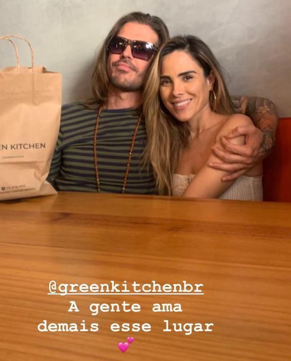 Wanessa e Dado Dolabella posam sentados em mesa de restaurante abraçados e sorrindo