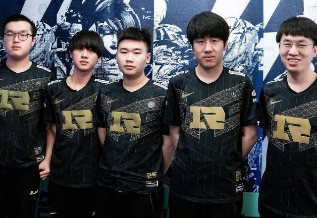 Foto dos jogadores da Royal Never Give Up (RNG) no MSI 2022