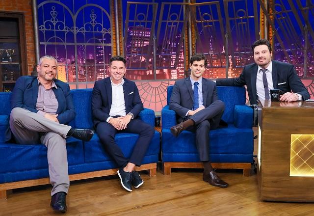 Sentados, Danilo Gentili, Anderson Leme, De Marco e Rodrigo Quaresma posam para foto no palco do The Noite