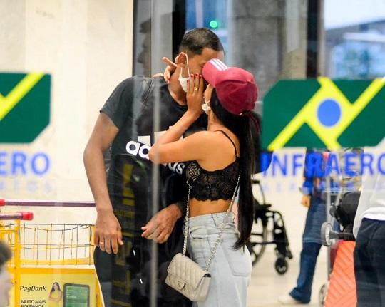 Bia Miranda e namorado se beijam no aeroporto