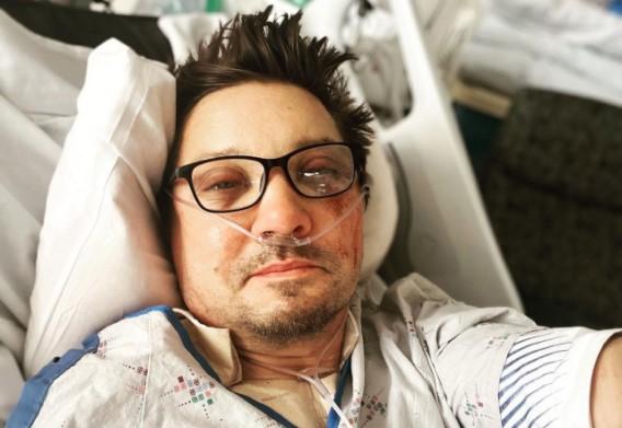 Selfie de Jeremy Renner deitado em maca de hospital e machucado