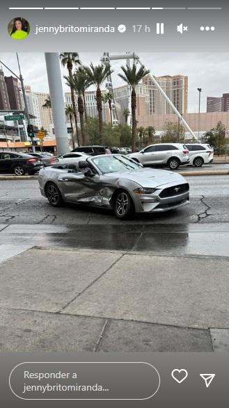 Carro de Jenny Miranda e Fábio após acidente.