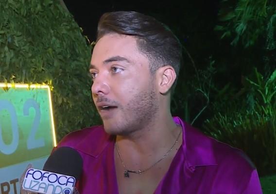 Wesley Safafão dando entrevista ao Fofocalizando