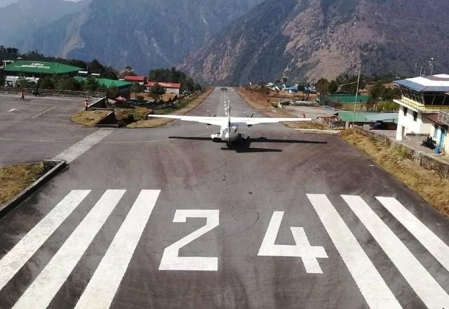 A pista do Aeroporto de Lukla é muito curta, com apenas 457 metros de comprimento