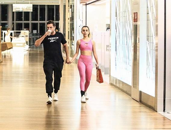 rafael cardoso passeando de mãos dadas com vivian linhares em um shopping