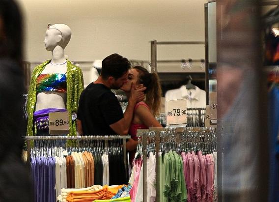 rafael cardoso beijando vivian dentro de uma loja de roupas