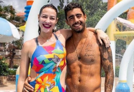 Luana Piovani e Pedro Scooby posa abraçados em parque aquático