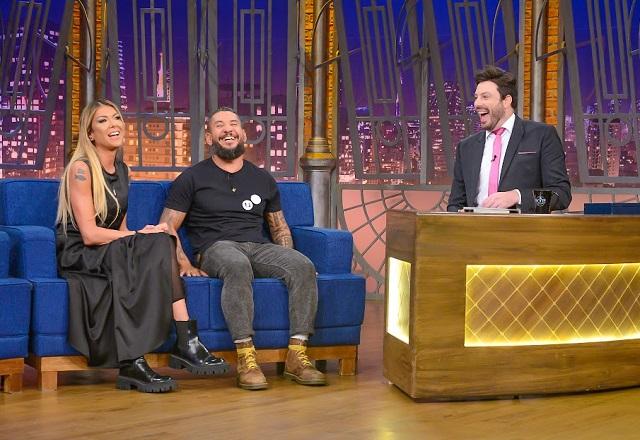 Danilo Gentili, Rodolfo e Alexandra Abrantes sentados no palco do The Noite.