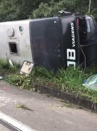 ônibus de turismo tombado na descida da serra de Petrópolis. Reprodução/Vídeo