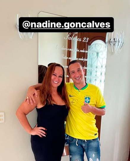 Nadine e Bispo Geovanne, com a mesma camisa do Brasil da outra foto