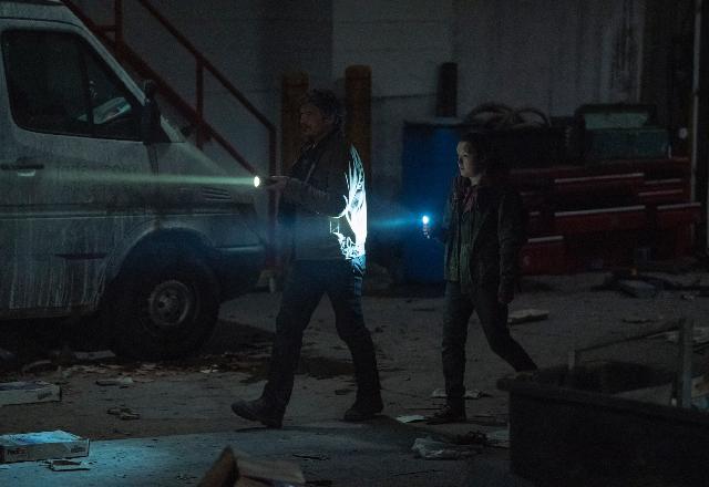 Imagem de Joel e Ellie nos túneis em The Last of Us, da HBO