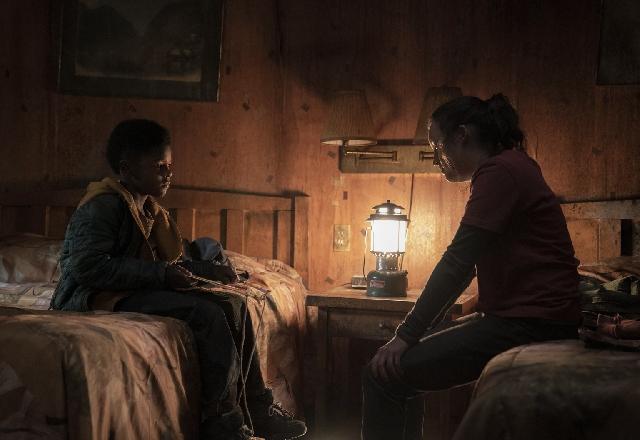 Imagem promocional de Sam e Ellie em The Last of Us, da HBO