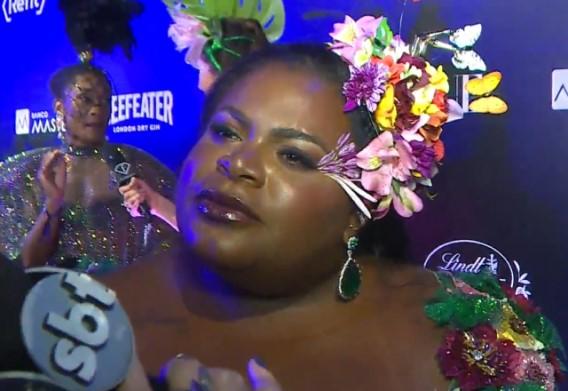 Jojo Todynho com cara de brava durante entrevista ao Fofocalizando no Baile da Vogue