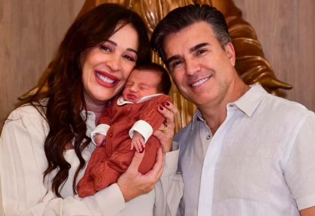 Claudia Raia, o filho Luca e Jarbas Homem de Mello posam juntos para foto.