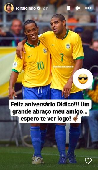 Ronaldinho Gaúcho abraçado com Adriano Imperador