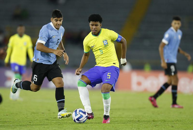 Andrey Santos jogando pela seleção brasileira sub-20