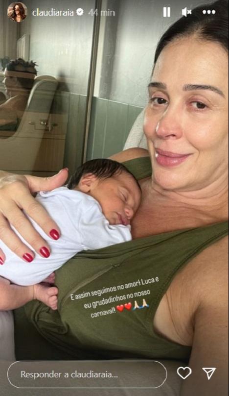 Claudia Raia com o filho dormindo no seu colo