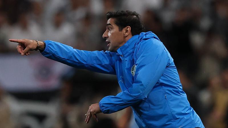 Abel Ferreira de moletom azul quanto comanda o Palmeiras diante do Cotrinthians, no empate entre as equipes por 2 a 2 pela fase de grupos do Paulistão 2023