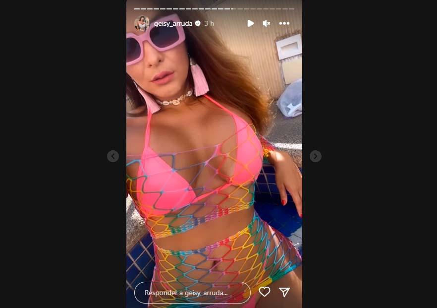 Geisy Arruda exibe saída de praia colorida no Instagram