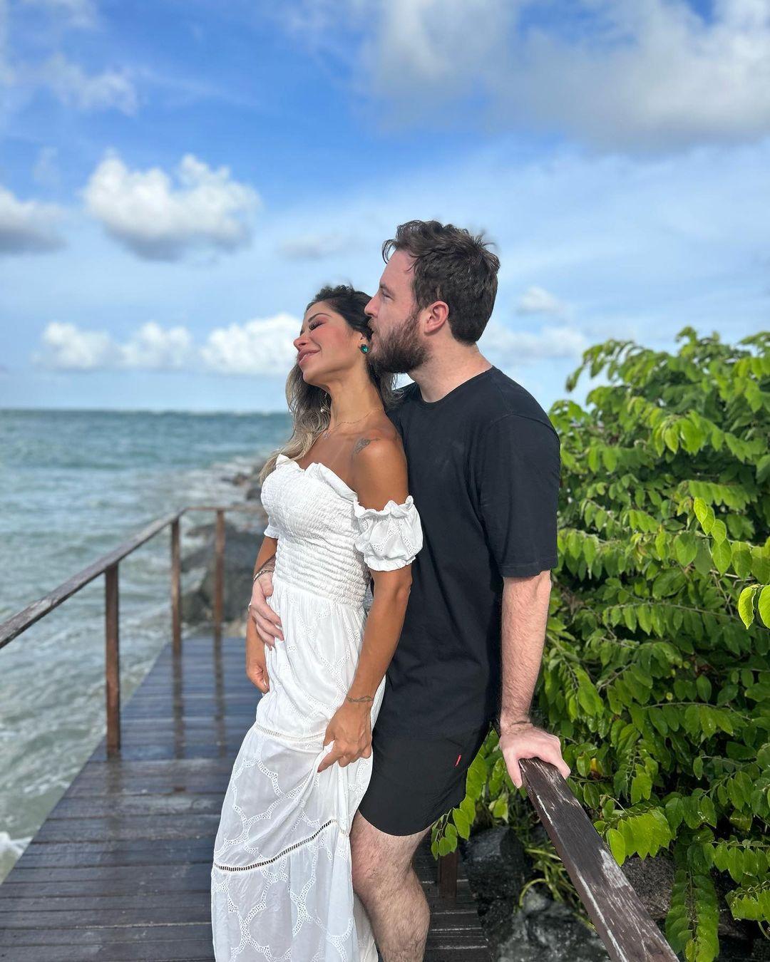 Maíra Cardi e Thiago Nigro posando para foto.