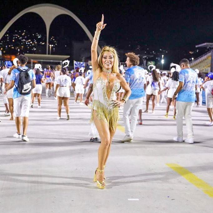 Mulher Abacaxi em ensaio de Carnaval.