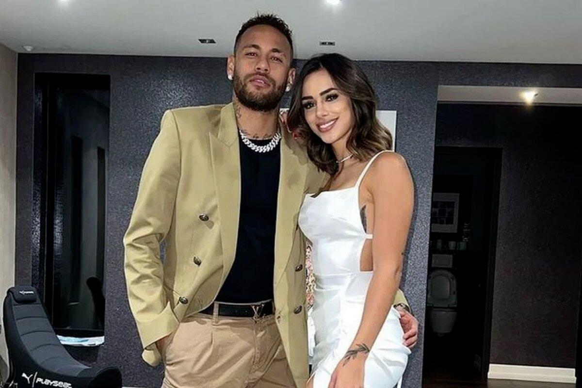 Neymar e Bruna Biancardi posando para foto.