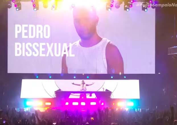 Pedro Sampaio assume sua bissexualidade durante show