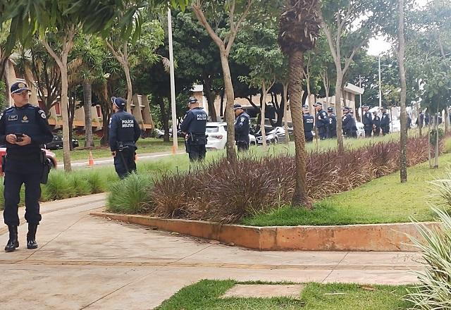 Policiais militares posicionados ao redor da sede da PF (Guilherme Resck/SBT News)