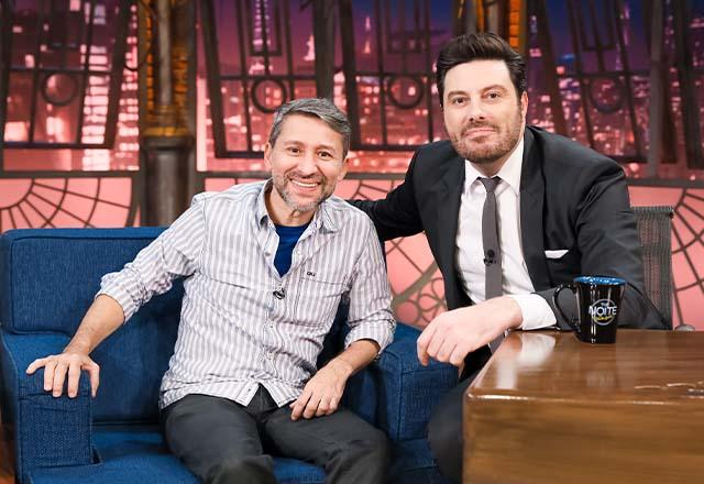 Tadeu Mello e Danilo Gentili posam juntos para foto.