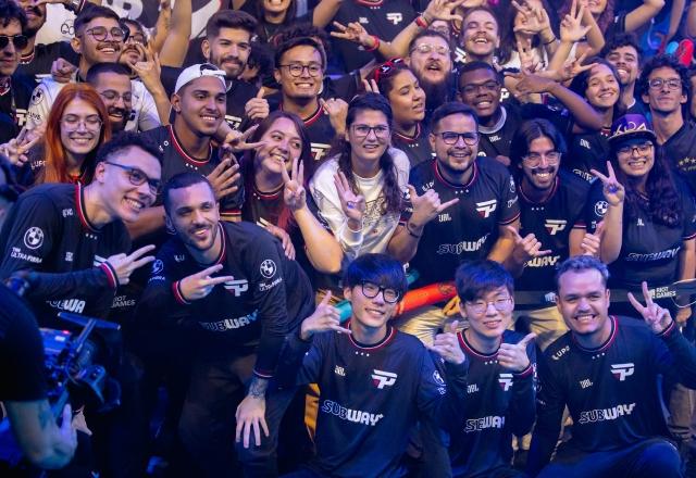 Foto da equipe e da torcida da paiN Gaming na Arena CBLOL