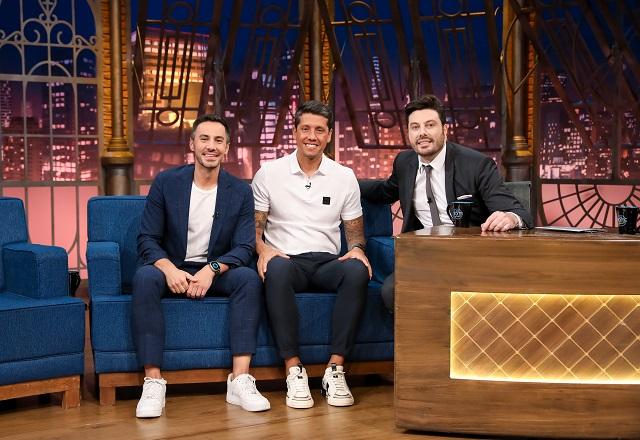 Thiago Carpini e Bruno Vicari e Danilo Gentili posam para a foto no palco do The Noite