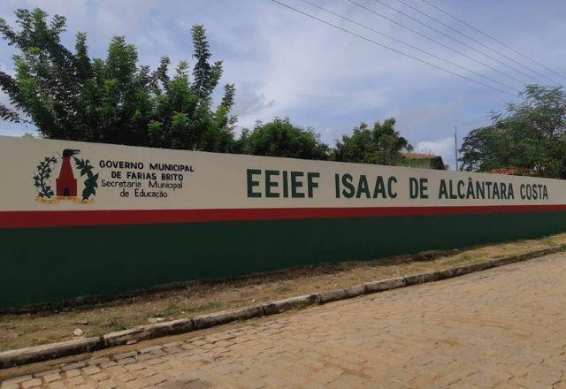 Fachada da Escola Municipal Isaac de Alcântara Costa, em Farias Brito