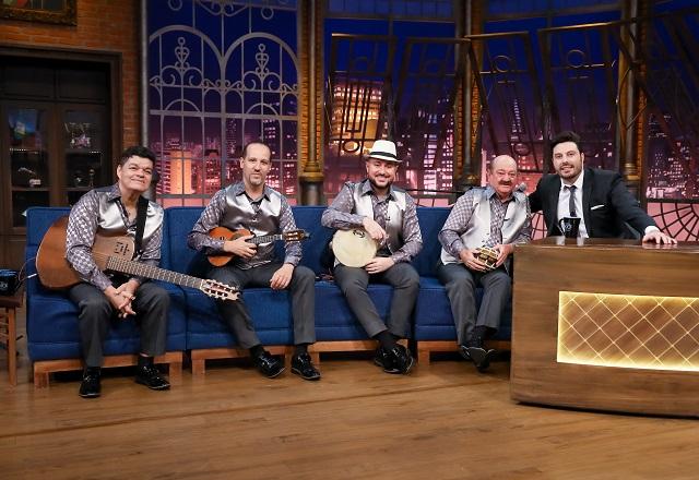 Sérgio Rosa, Ricardo Rosa, Dedé Paraizo, Everson Pessoa e Danilo Gentili, posam para foto no Palco do The Noite