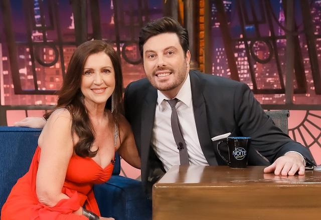 Edna Velho e Danilo Gentili posam no palco do The Noite