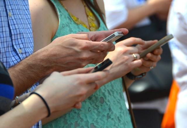 Pessoas mexendo em celulares (Adam Fagen/Flickr)
