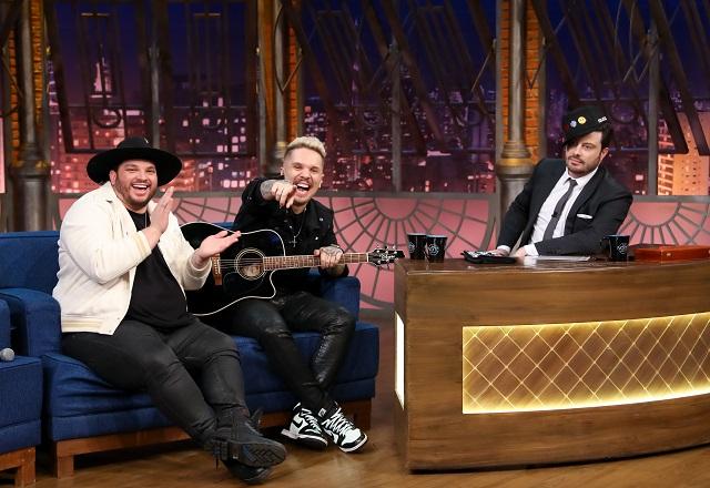 Felipe, Rodrigo e Danilo Gentili posam no palco do The Noite