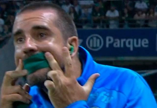 Auxiliar técnico do Palmeiras com esparadrapo verde na boca