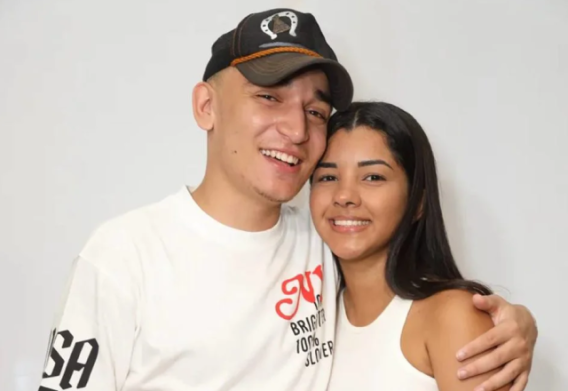 João Gomes e Ary Mirelle posam sorrindo e abraçados