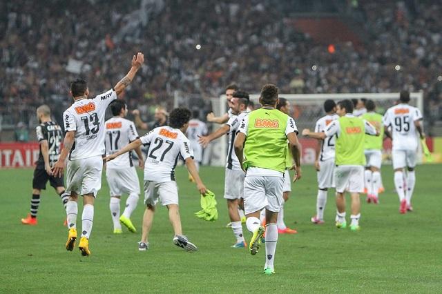 Jogadores do Altético-MG repetem comemoração de Mano Menezes, então técnico do Corinthians em 2014