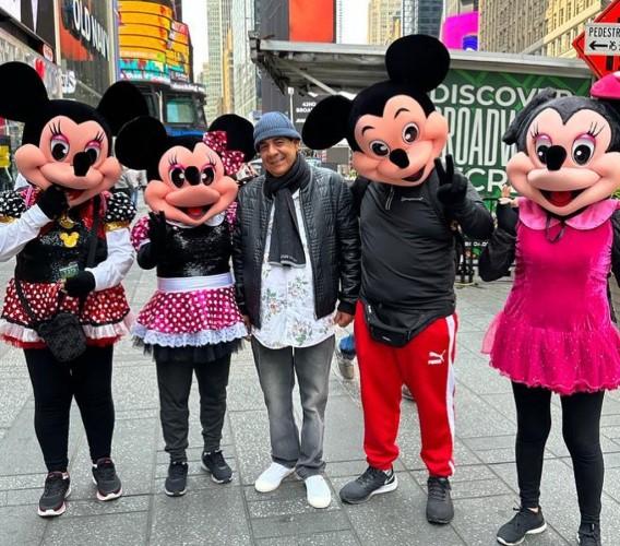 Zeca Pagodinho no meio de três minnies e um mickey na time square