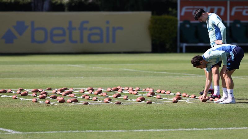 jogadores do Palmeiras conferem material composto por rede e boias, para treinamento de goleiros
