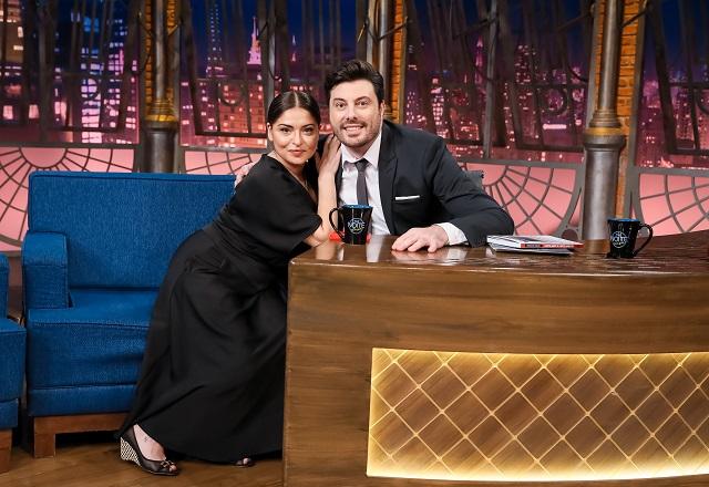 Madeleine Lacsko e Danilo Gentili sorriem posando para a foto no palco do The Noite